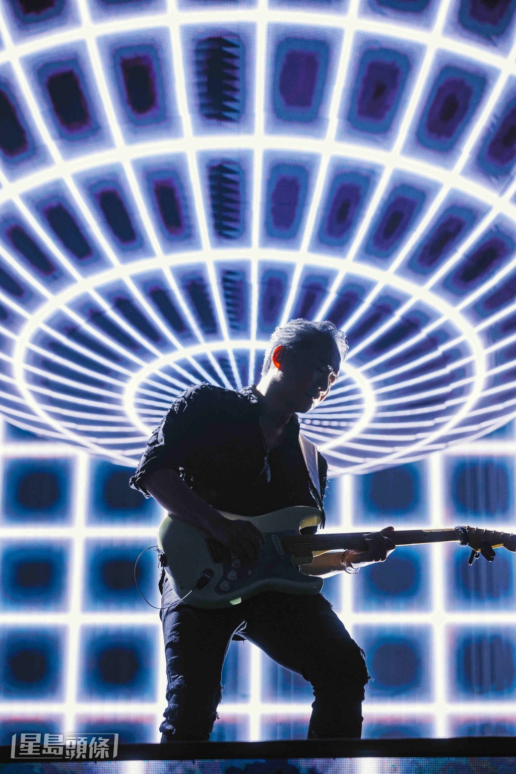 除了本來已精心策劃好的新編排，MAYDAY MAX、裸視3D、讓五月天可以更親近歌迷的巴士舞台外。