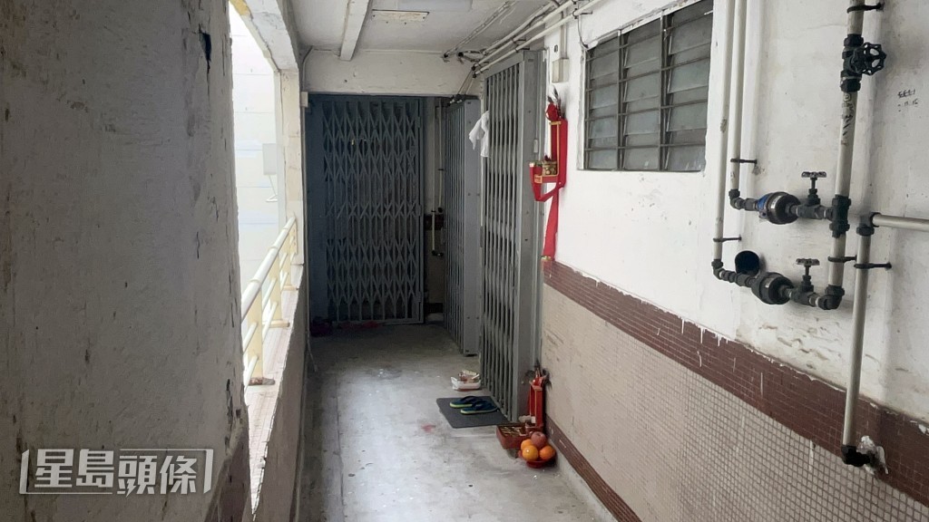 死者門口鐵閘掛上一條白毛巾。楊偉亨攝 死者門口鐵閘掛上一條白毛巾。楊偉亨攝