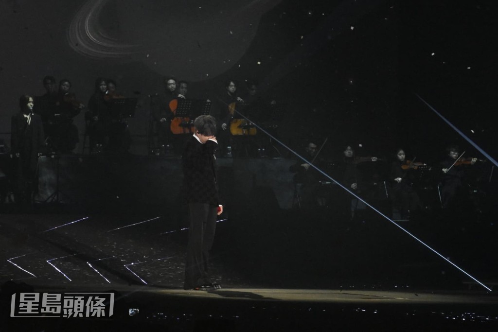 唱《流浪星球》,他又再忍不往落淚。 唱《流浪星球》,他又再忍不往落淚。