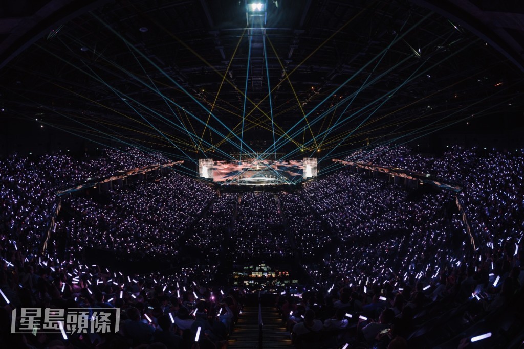 所以每次同大家一齊唱歌,歌曲裏面就滿載了一齊成長的回憶。 所以每次同大家一齊唱歌,歌曲裏面就滿載了一齊成長的回憶。