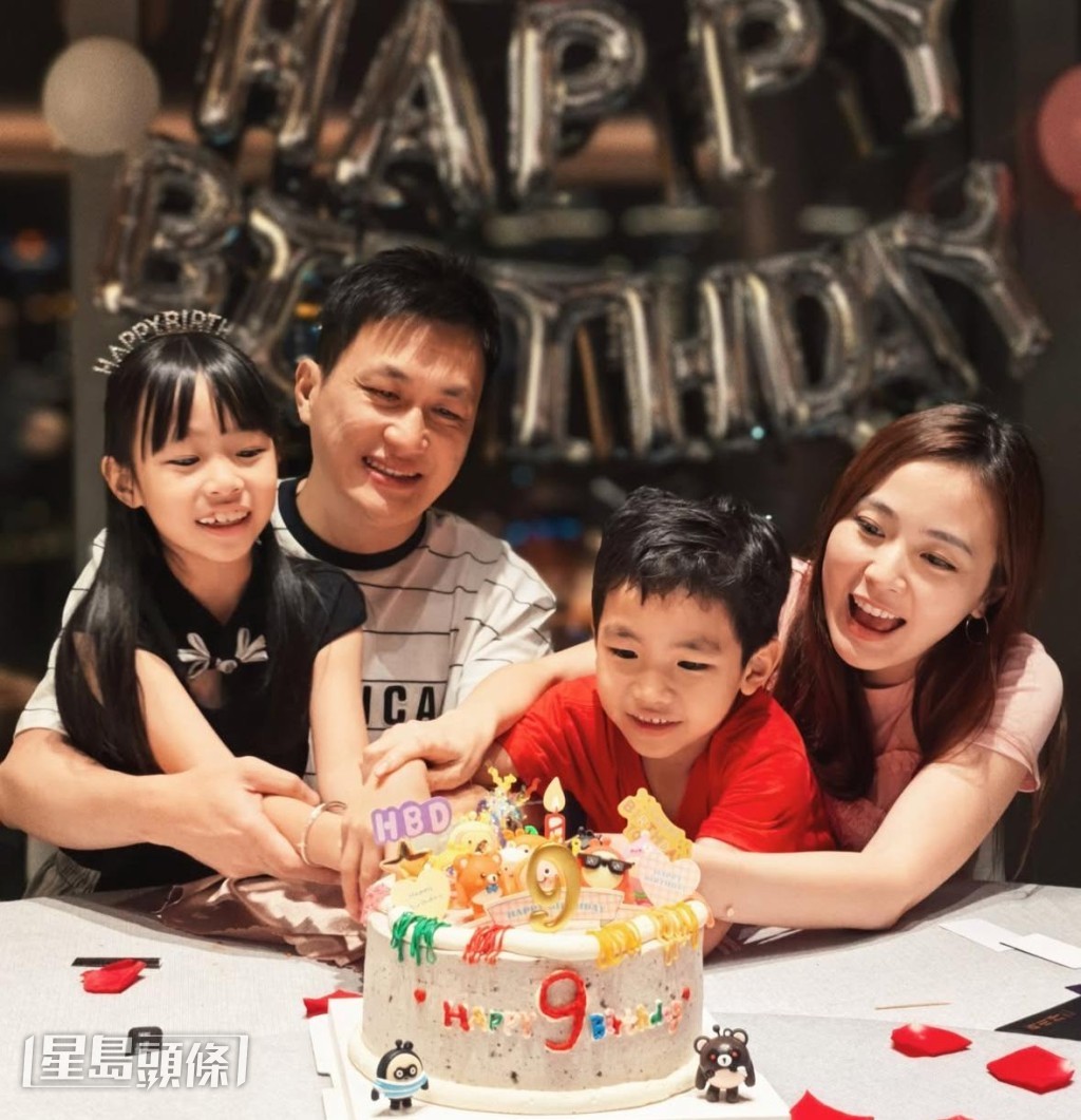 早前為慶祝女兒生日,李蘊晒出一家四口合照,是宣布離婚後首度與前夫同框。 早前為慶祝女兒生日,李蘊晒出一家四口合照,是宣布離婚後首度與前夫同框。