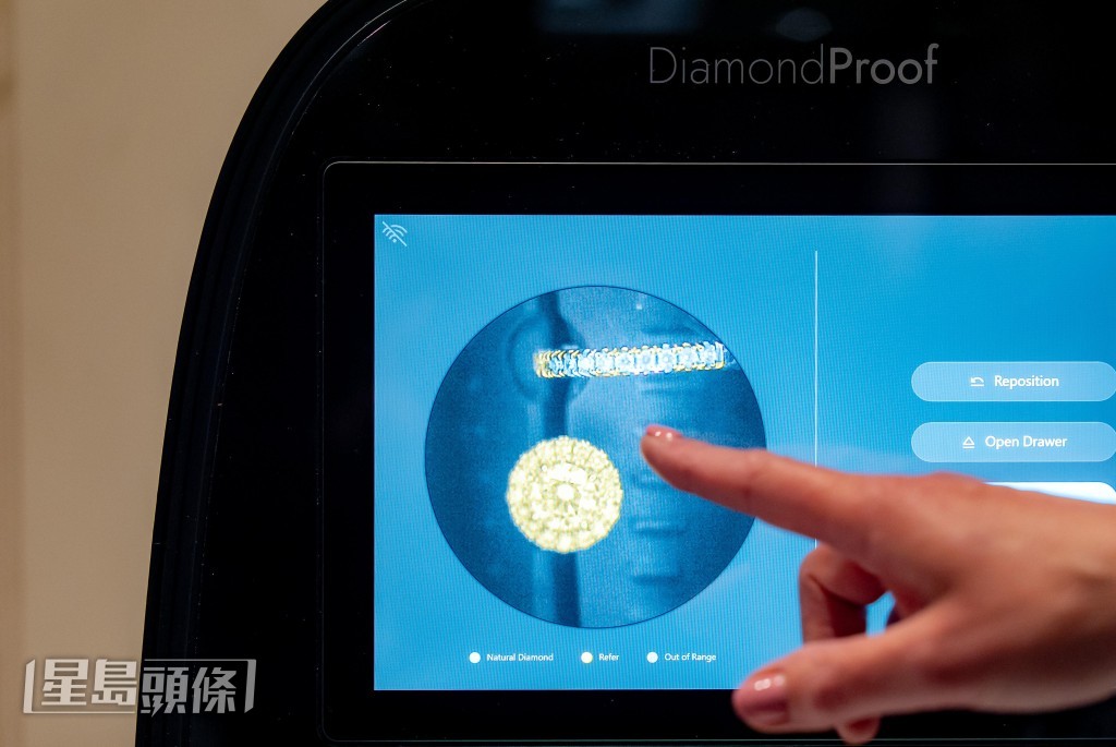 最先進的鑽石檢測儀 DiamondProof 只需短短數 秒即可精準鑑別天然鑽石與 人工合成鑽石,讓消費者購 買天然鑽石時更有信心。 最先進的鑽石檢測儀 DiamondProof 只需短短數 秒即可精準鑑別天然鑽石與 人工合成鑽石,讓消費者購 買天然鑽石時更有信心。