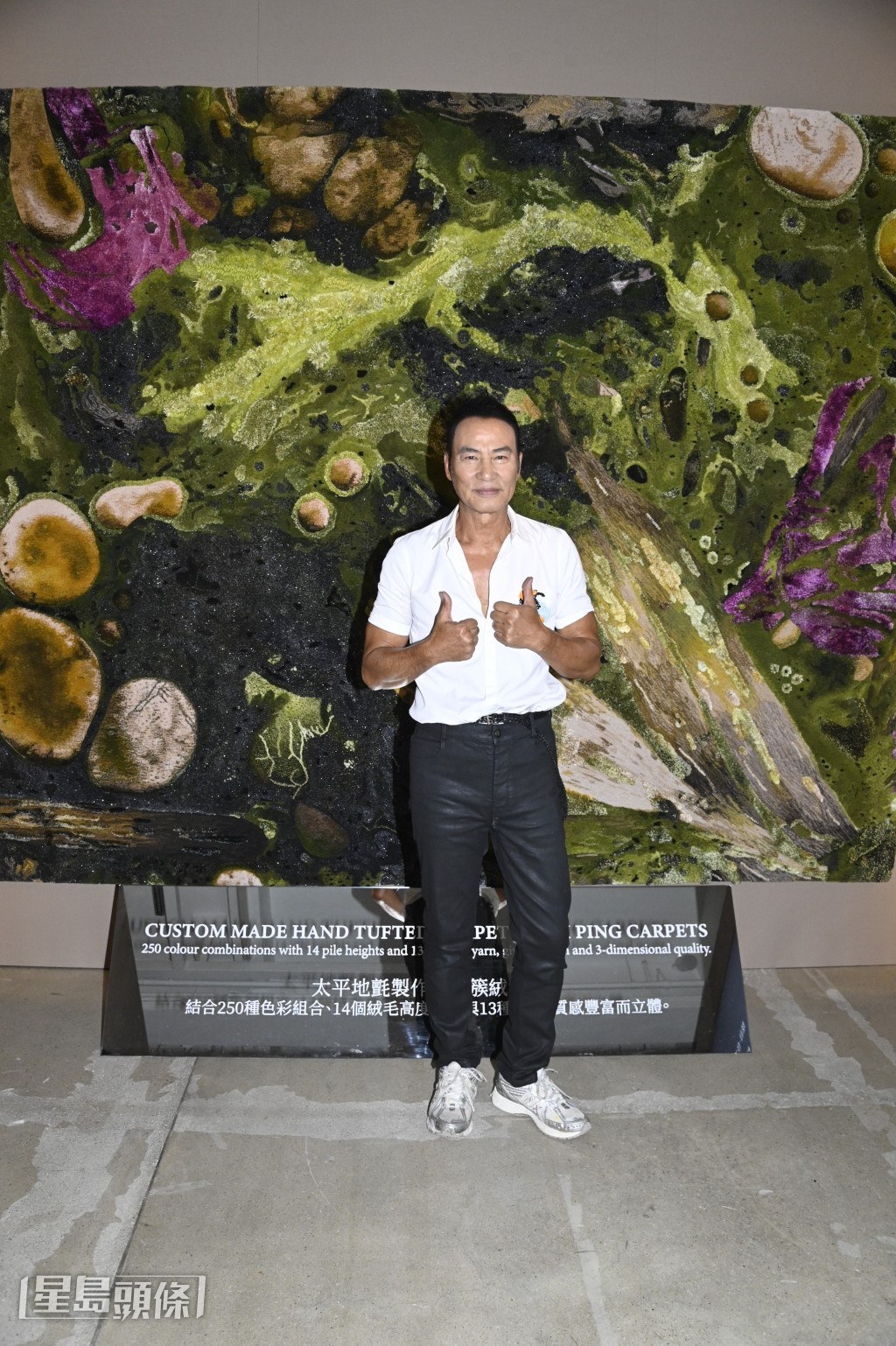 是次展覽是華哥與香港時裝設計師劉志華、冼美玉、任朗呈及PONDER.ER聯乘合作。 是次展覽是華哥與香港時裝設計師劉志華、冼美玉、任朗呈及PONDER.ER聯乘合作。