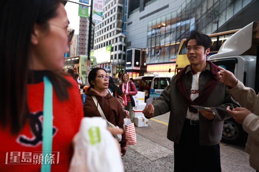 不少現場市民表示，會將手中的一票投給這位努力的演員，期待他在頒獎典禮上能旗開得勝。