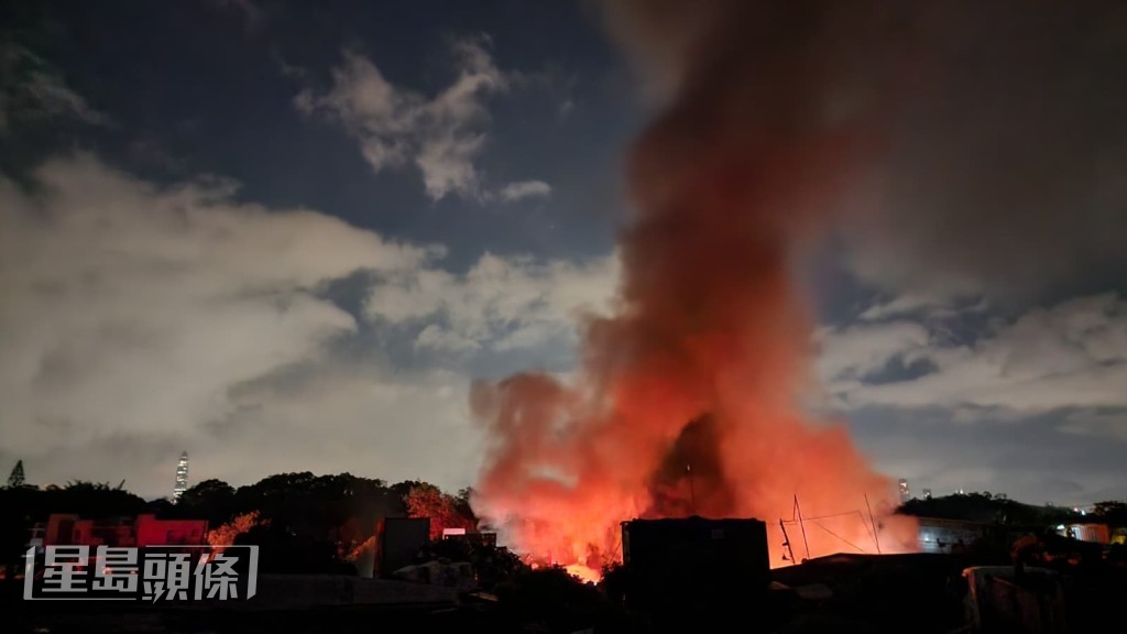 新田貨倉起火傳爆炸聲 濃煙冒上半空 消防開喉灌救。黎志偉攝