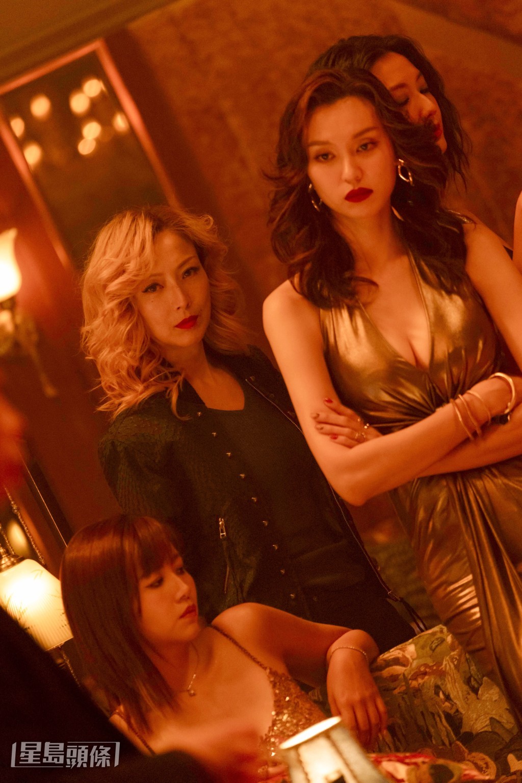 楊偲泳稱大家都要穿高跟鞋拍攝，爭得最多的是凳仔。