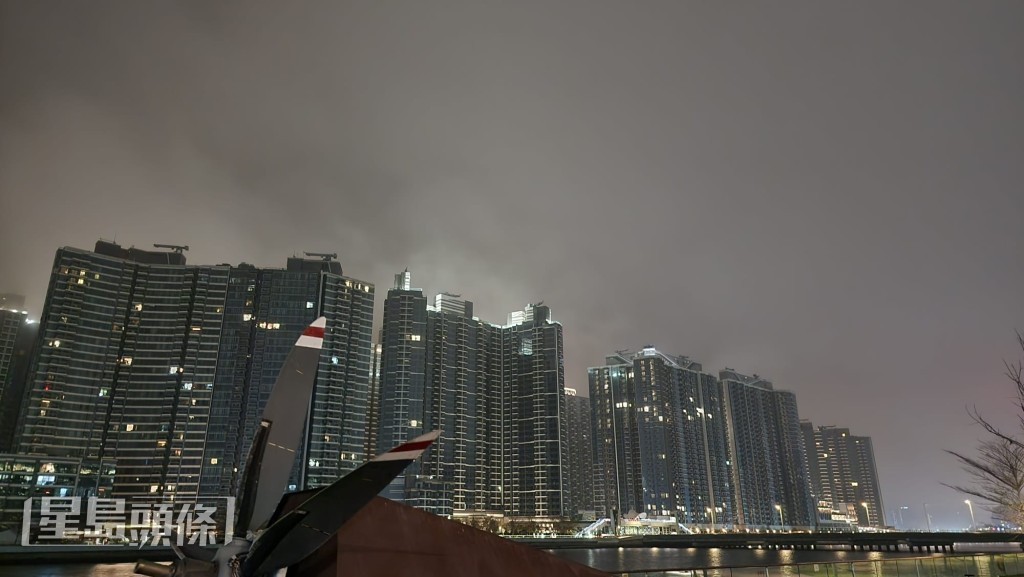 本港地區大致多雲，有幾陣驟雨。黎志偉攝