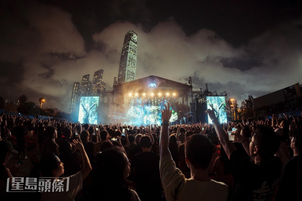 乐迷情绪高涨，差不多全晚都是站起来睇骚。