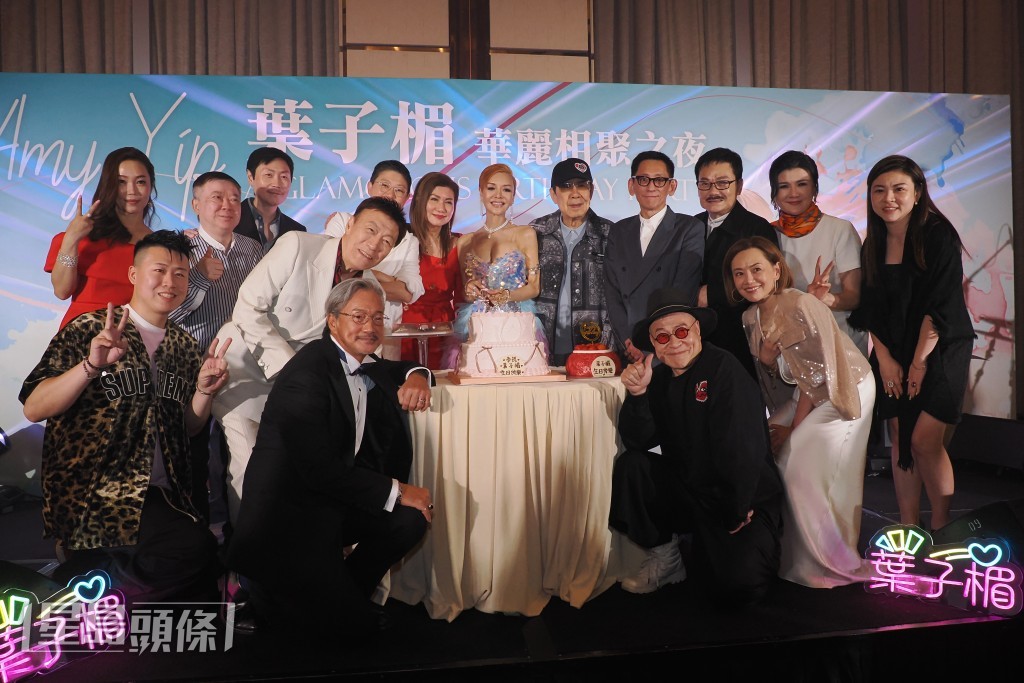 一班圈中好友與葉子楣齊齊合照。