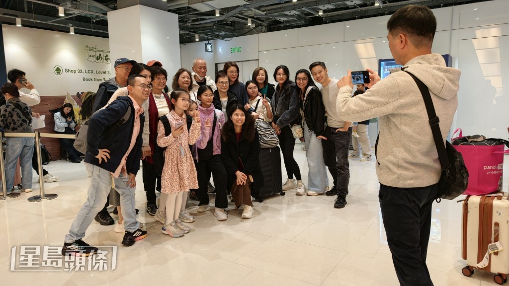 乘客吳先生家族團無法出發，唯有在海運大廈合照留念。