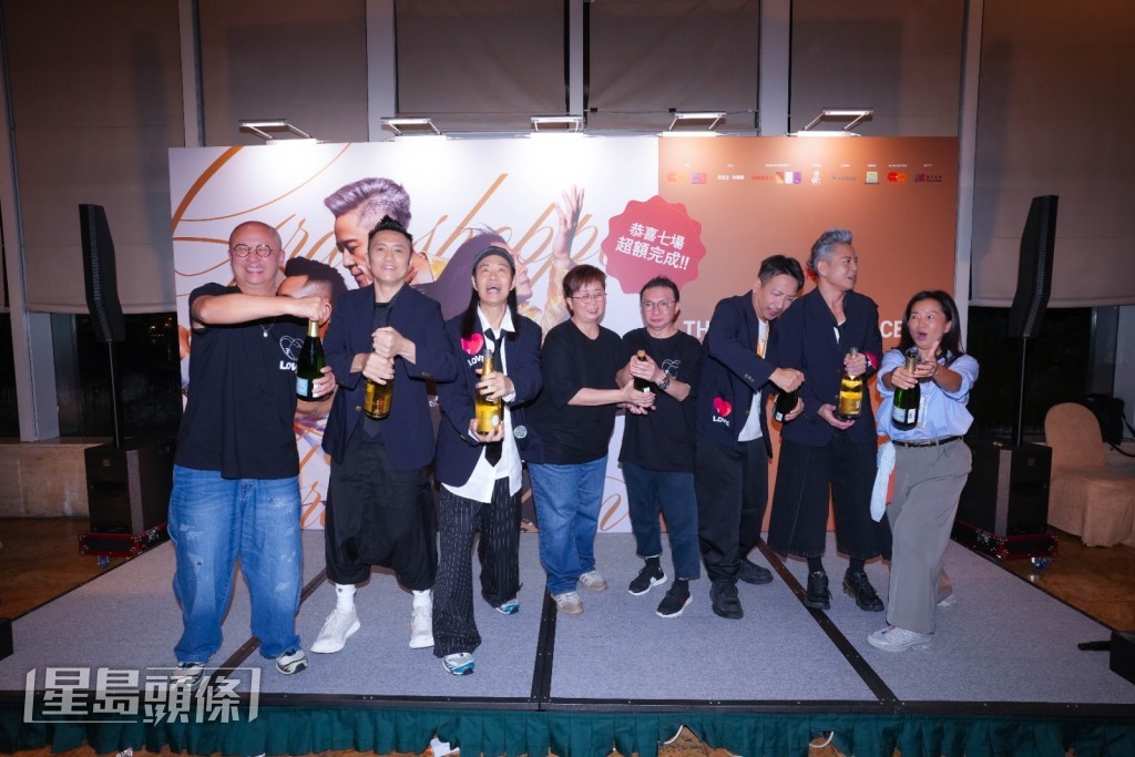 草蜢於酒店餐廳舉行慶功宴，與台前幕團隊開party，台上開香檳和大合照。