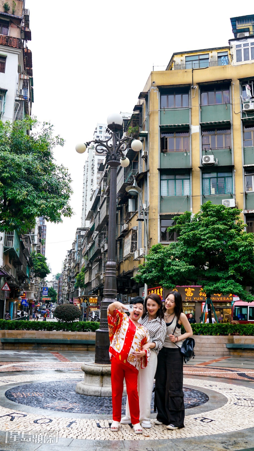 三人以故事形式介紹澳門名勝及旅遊熱點。
