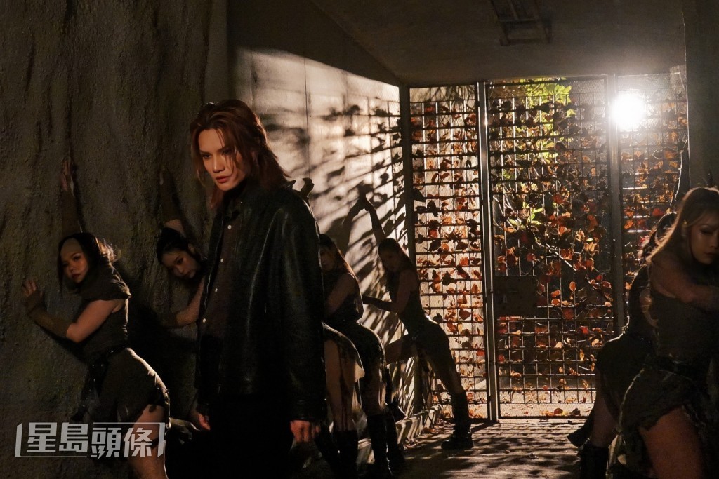 Jeremy說：「新歌是講述如果一段關係總是令你想離開，便不要再在這段感情上花任何時間與心機。」