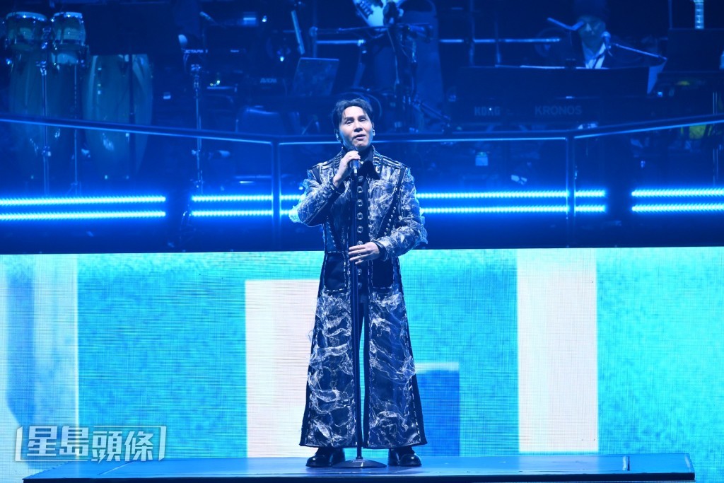 鄧藹霖以聲音導航，引領徒弟黃凱芹以歌曲《感受》出場。