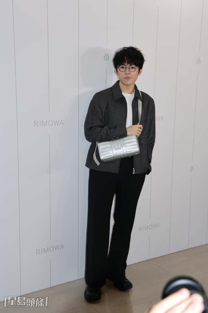 陳卓賢(Ian)在超強颱風「樺加沙」吹襲前出席行李箱品牌活動。 陳卓賢(Ian)在超強颱風「樺加沙」吹襲前出席行李箱品牌活動。
