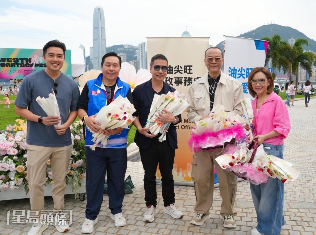 油尖旺民政事務處聯同油尖旺區關愛隊主辦、香港潮屬社團總會傾力支持的母親節派花活動溫,歐陽震華(Bobby)驚喜現身,聯同多名義工派發共1,000朵花束。 油尖旺民政事務處聯同油尖旺區關愛隊主辦、香港潮屬社團總會傾力支持的母親節派花活動溫,歐陽震華(Bobby)驚喜現身,聯同多名義工派發共1,000朵花束。