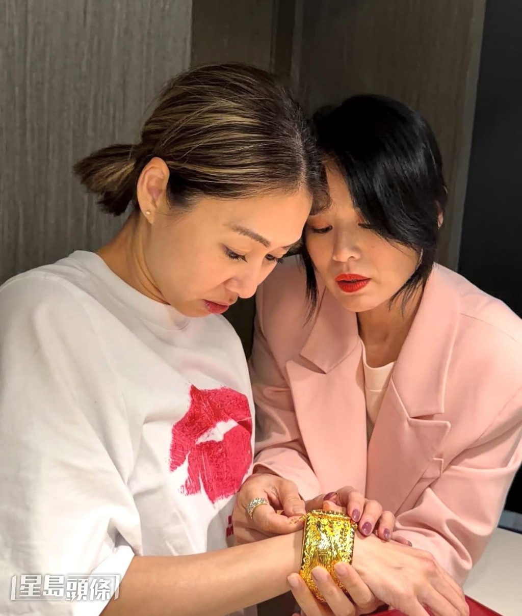 胡杏兒向定欣送上巨型龍鳳鐲,黃智雯則計劃送有心思禮物。 胡杏兒向定欣送上巨型龍鳳鐲,黃智雯則計劃送有心思禮物。