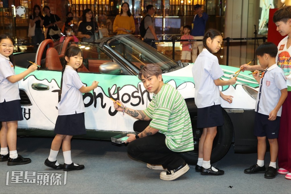 印有Tyson Yoshi名字的車。 印有Tyson Yoshi名字的車。