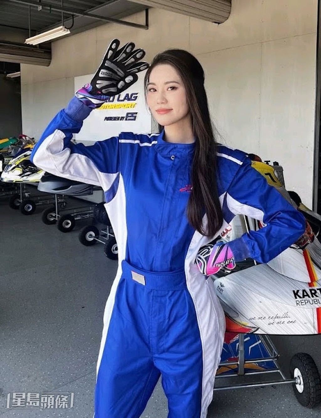 眾佳麗到廣州從化國際賽車場拍攝外景，Ada亦以賽車手型look現身。