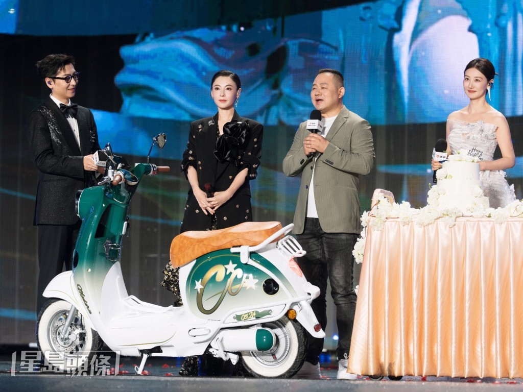 品牌總裁更是給柏芝送上了為她定制的一輛綠色專屬電車 。