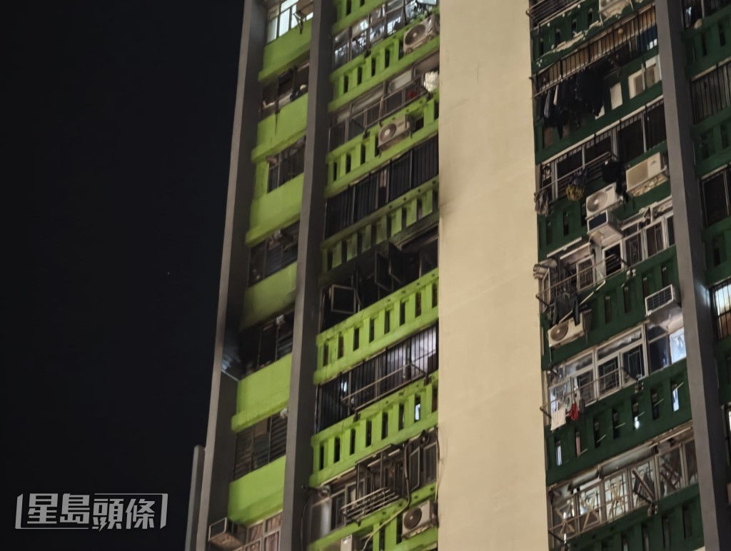 起火外墙被明显熏黑。蔡楚辉摄