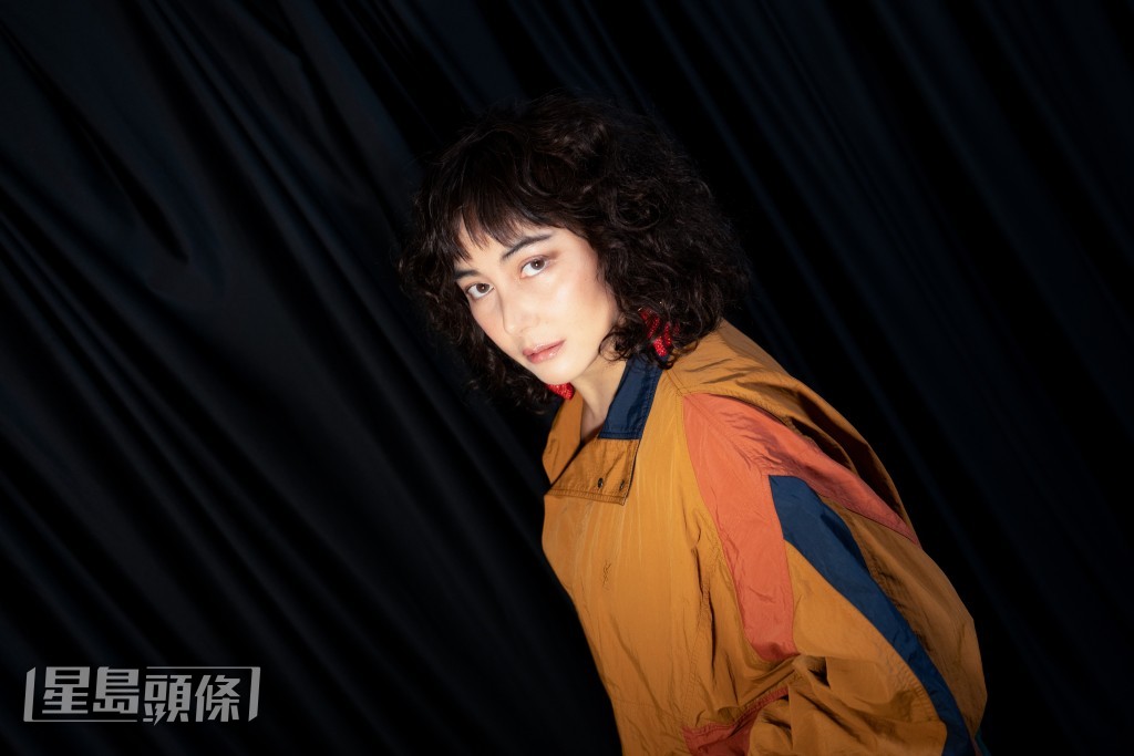 何超儀身為電影公司老闆，今次親力親為擔正女主角，一心多用夠專業。