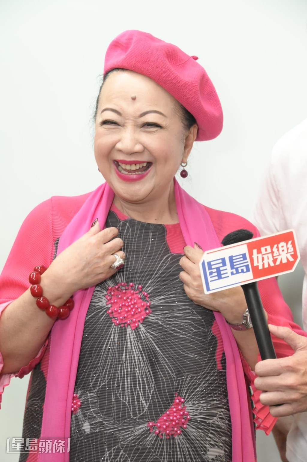 家燕姐透露,將於 5 月 10 日舉行《幸福.家燕 星光盛宴》母親節活動,預告屆時將以性感打扮現身。 家燕姐透露,將於 5 月 10 日舉行《幸福.家燕 星光盛宴》母親節活動,預告屆時將以性感打扮現身。