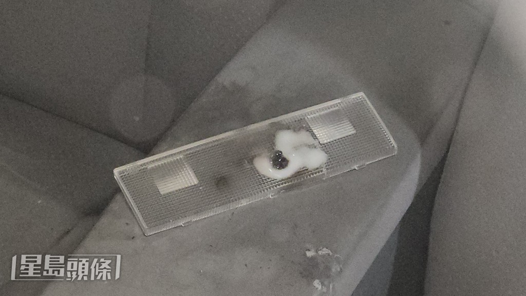 燈罩有燒熔的痕跡。黎志偉攝