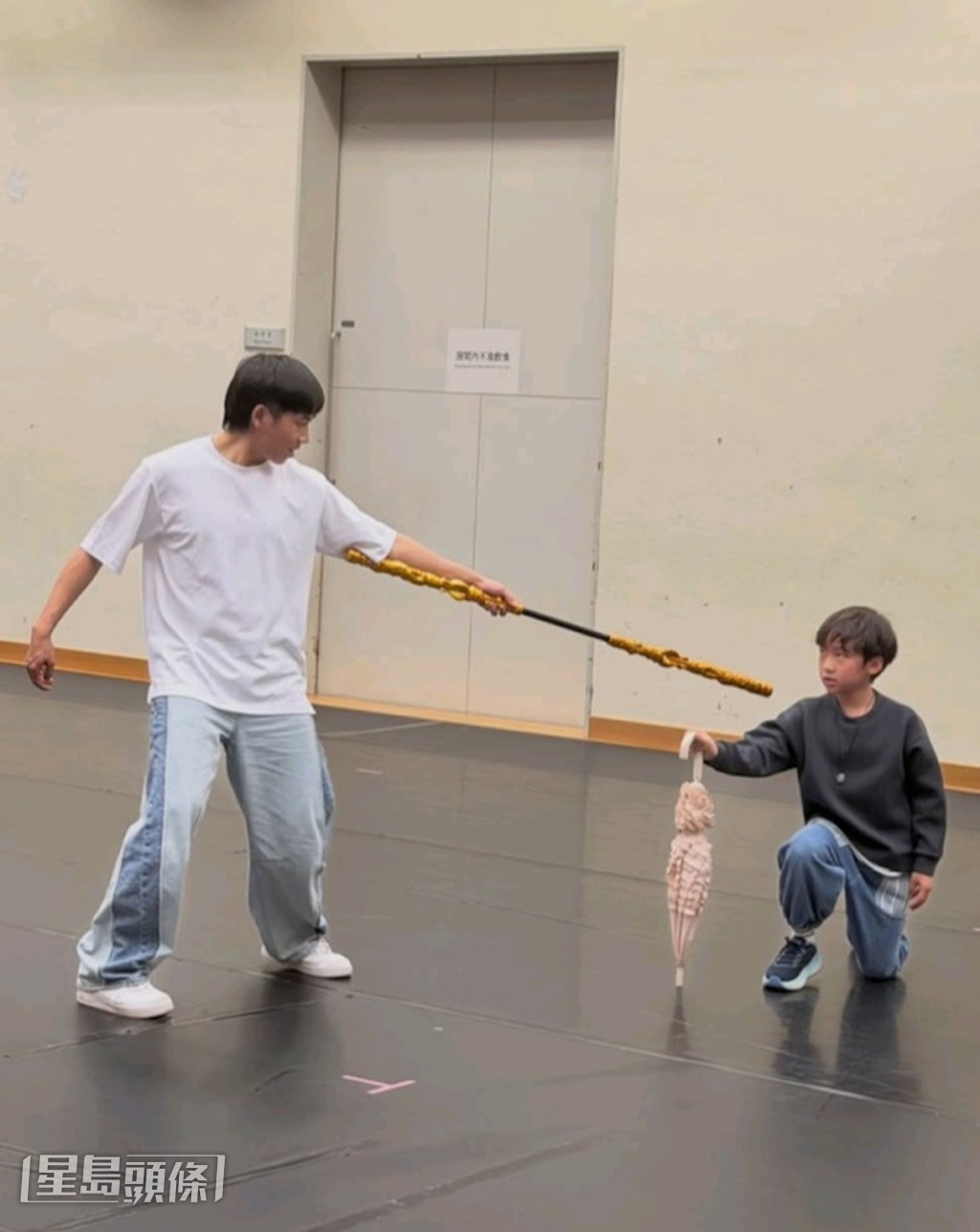 飾演「紅孩兒」的Riley與扮演「孫悟空」的黃進林亦有不少對手戲。 飾演「紅孩兒」的Riley與扮演「孫悟空」的黃進林亦有不少對手戲。