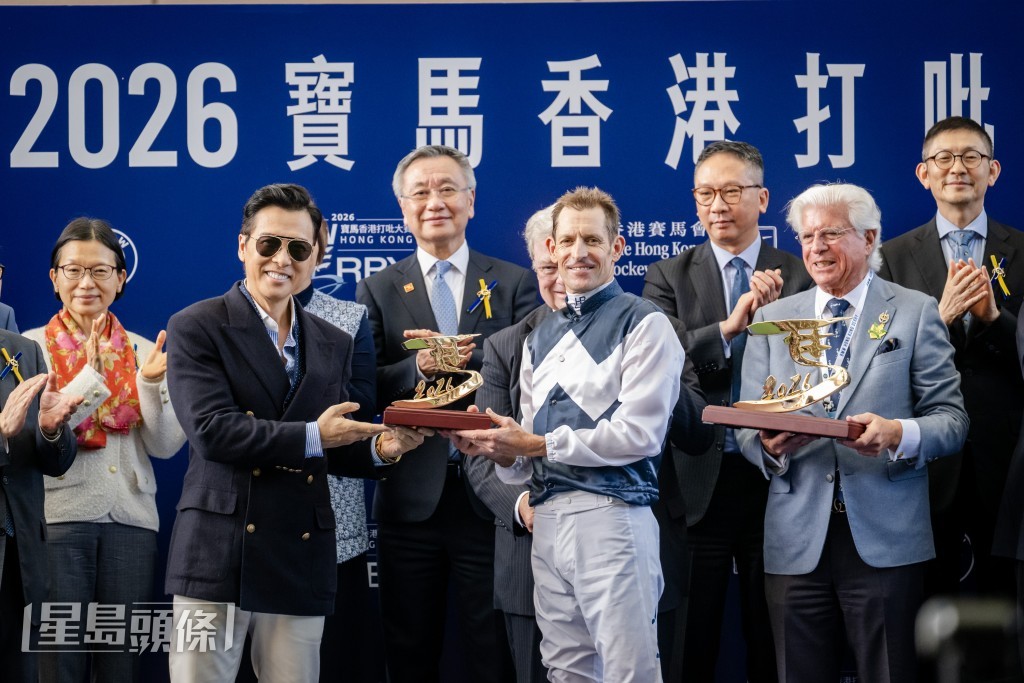 甄子丹於賽後聯同馬會高層及寶馬香港代表頒發獎盃及紀念品予勝出馬匹的馬主、練馬師及騎師。 甄子丹於賽後聯同馬會高層及寶馬香港代表頒發獎盃及紀念品予勝出馬匹的馬主、練馬師及騎師。