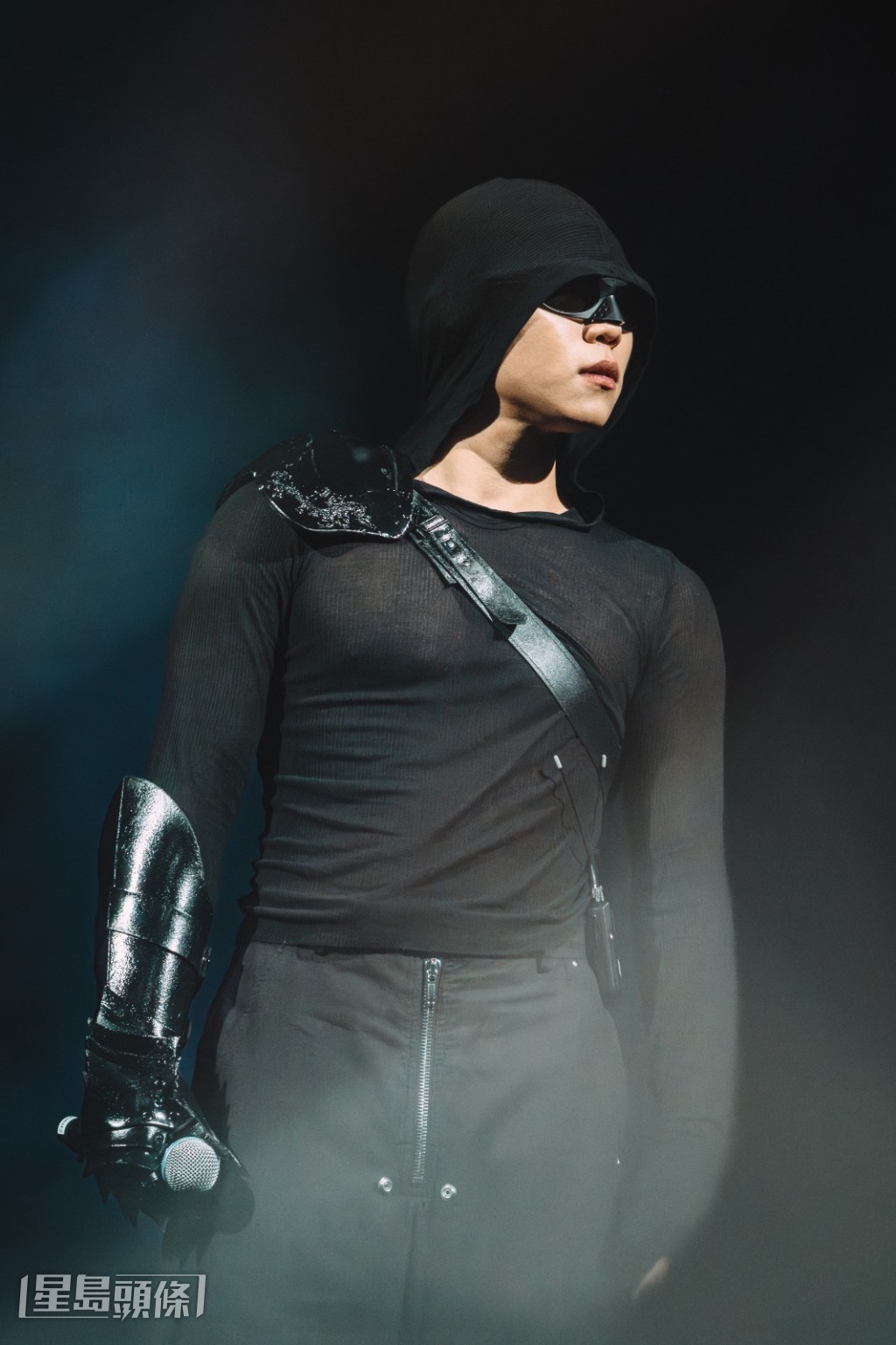 創意十足的Gareth更以全黑造型突然「彈」上台。