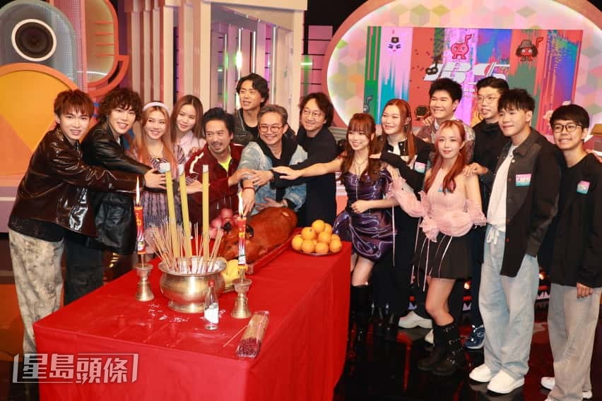 張與辰、郭偉亮(Eric Kwok)、XiX及黃洛妍等今日(7日)出席節目《唱錢》拜神。 張與辰、郭偉亮(Eric Kwok)、XiX及黃洛妍等今日(7日)出席節目《唱錢》拜神。