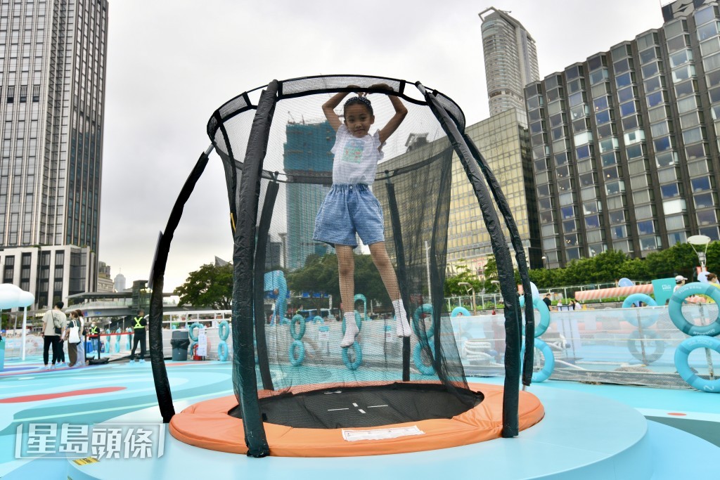 游乐场设有六项游乐设施，包括“相跃弹床”。卢江球摄