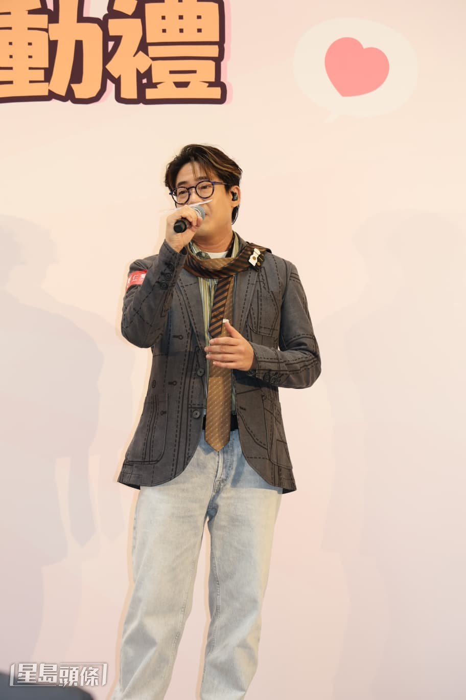 羅啟豪也有唱自己的歌。