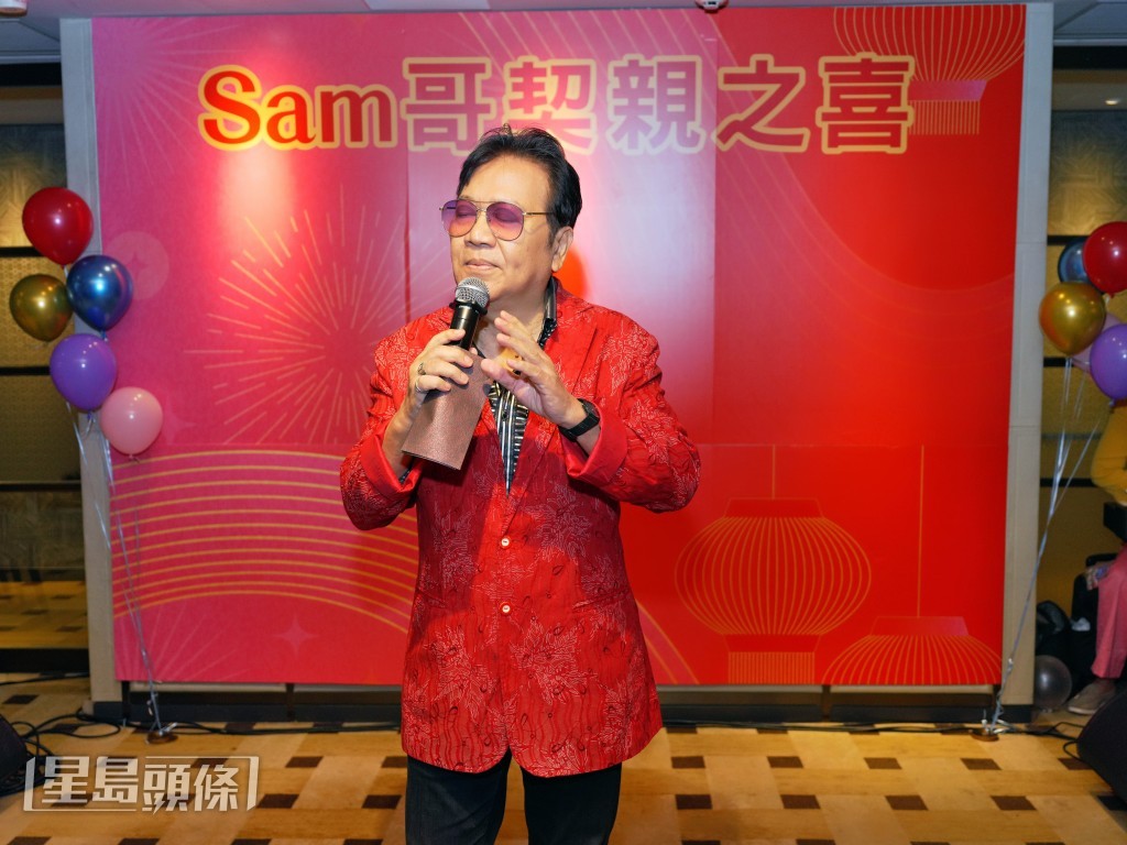 黃允財為Sam哥及姚正菁兩兄妹高歌。