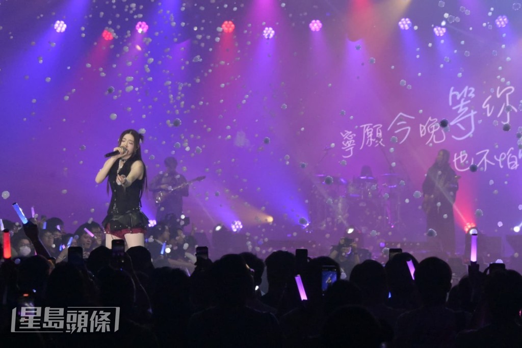 Sinnie(吴倩怡)在救场期间不时与观众说话免得冷场。 Sinnie(吴倩怡)在救场期间不时与观众说话免得冷场。