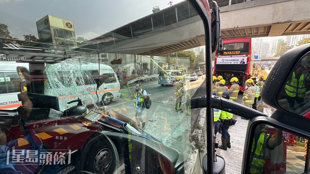 消防車擋風玻璃爆裂。劉漢權攝