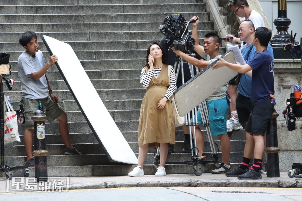周家怡上演一埸獨腳戲，見她穿上連身裙，挺着巨肚，裝扮成大肚婆，劇情講述她在街上行來行去傾電話。