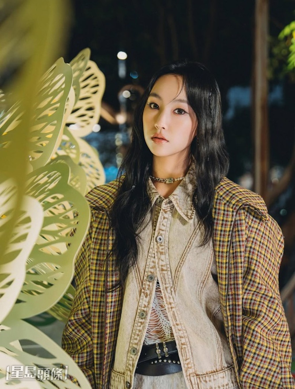 炎明熹年初加盟Sony Music，成為蕭敬騰師妹。