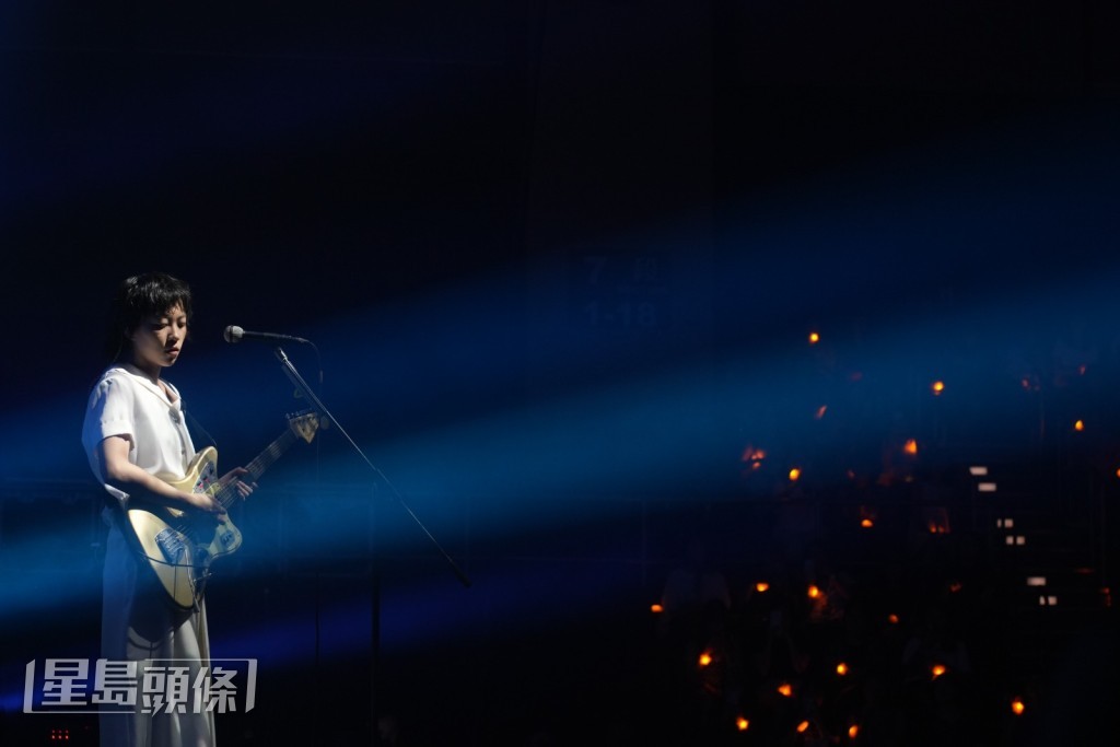 香港尾站竟然打破慣例！完場後全場觀眾不肯離開，不斷大叫「encore」，最後Leah再度現身。