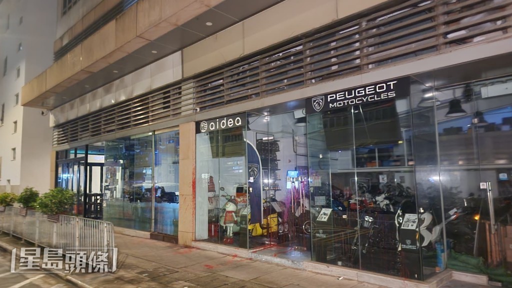被淋紅油兩店舖位於詩歌舞街83號亮賢居地下。黎志偉攝