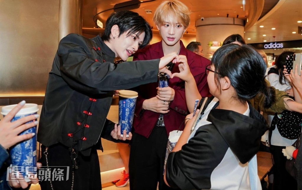 與現場粉絲進行多項互動。