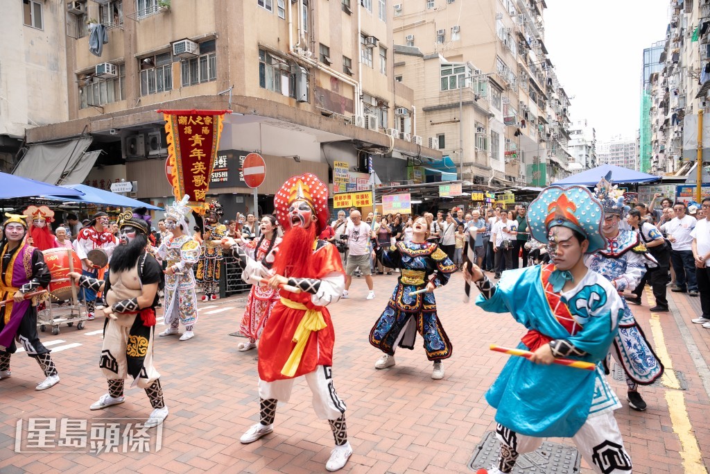 深水市民近距離觀賞英歌舞，拍爛手掌。