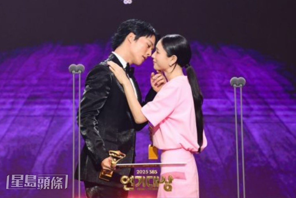 最佳CP張基龍和安恩真即場重演接吻戲份。