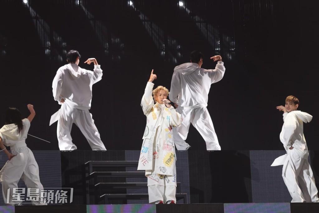 陳柏宇一連三場的紅館騷《Jason Chan Live in Frames 20週年演唱會》今晚(18日)舉行頭場。 陳柏宇一連三場的紅館騷《Jason Chan Live in Frames 20週年演唱會》今晚(18日)舉行頭場。