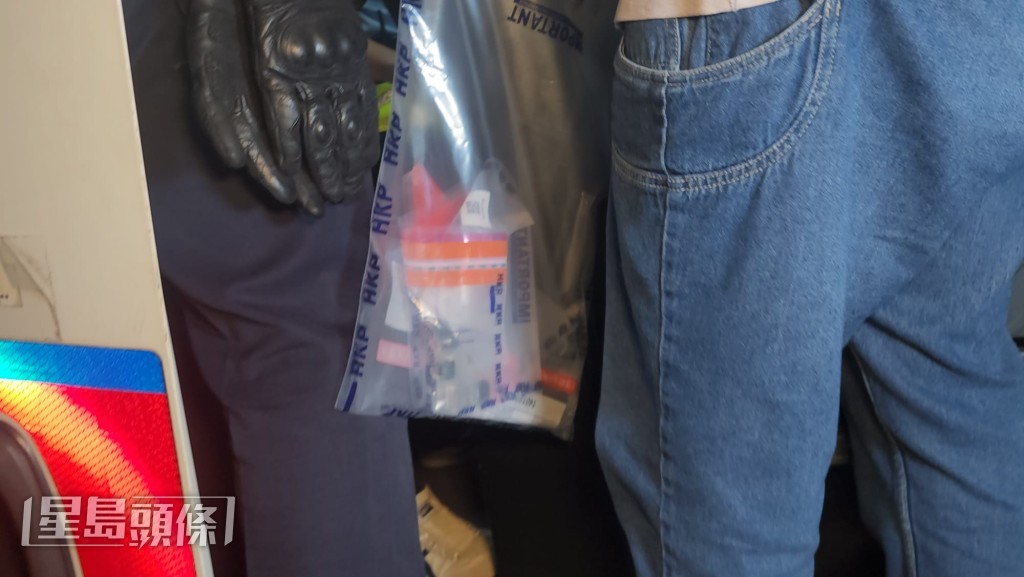 經搜查後,警員在車上及兩名乘客身上共檢獲十多粒懷疑「依托咪酯」煙彈及少量懷疑冰毒,隨即將兩人拘捕。黎志偉攝 經搜查後,警員在車上及兩名乘客身上共檢獲十多粒懷疑「依托咪酯」煙彈及少量懷疑冰毒,隨即將兩人拘捕。黎志偉攝