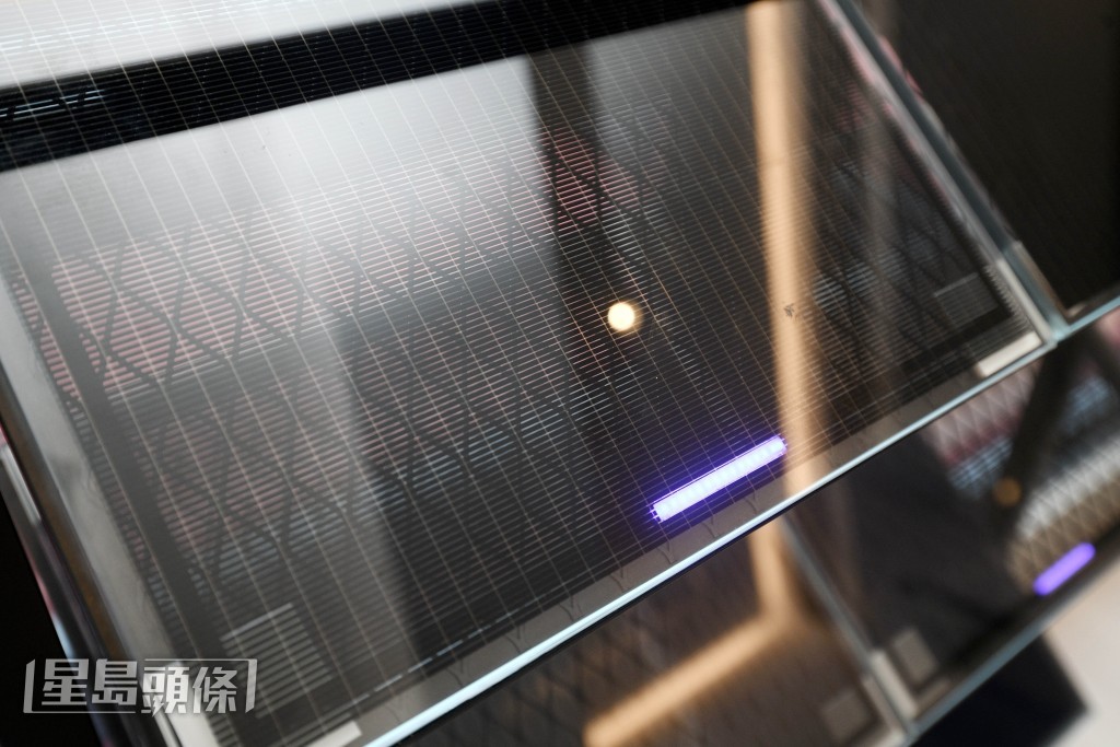 太陽能發電玻璃設有不同的透光度，亦能配合不同花紋外牆。