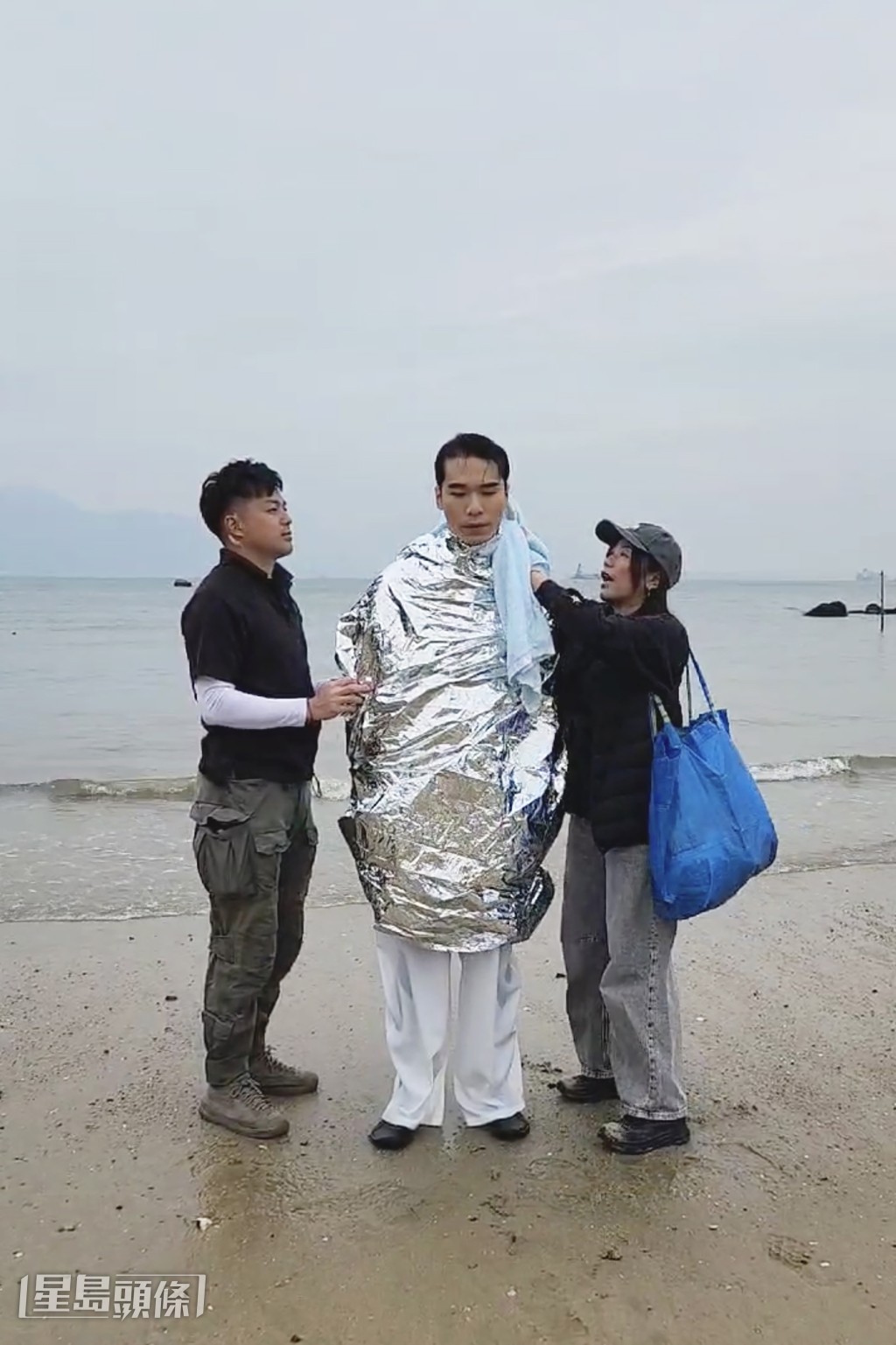 每當阿炳一上水，工作人員立即為他披上保暖氈保暖。