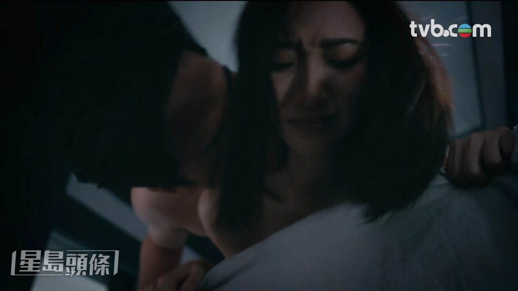 何依婷在台慶劇《金式森林》中半裸與羅子溢演床戰戲。 何依婷在台慶劇《金式森林》中半裸與羅子溢演床戰戲。