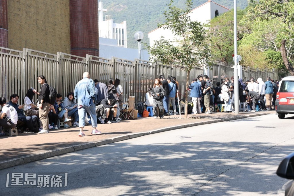 大批粉絲在電台外守候。